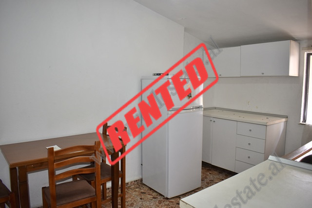 Apartament 2+1 per qira tek Bulevardi Zogu i Pare ne Tirane.
Apartamenti pozicionohet ne katin e 6,